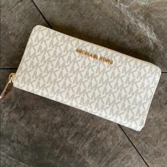 Michael Kors Handbags - MICHAEL KORS LG ZA CONTINENTAL VANILLA WALLET